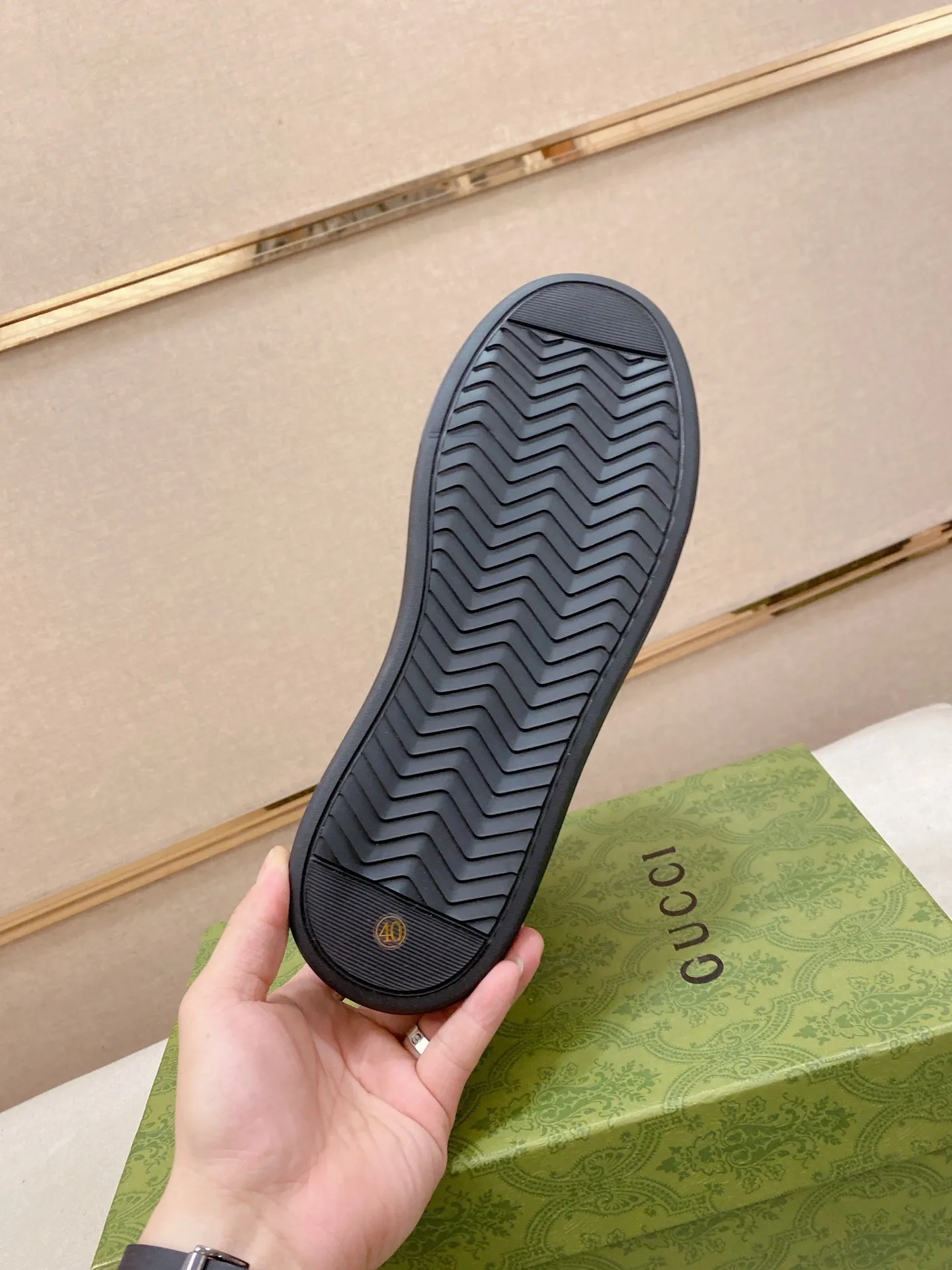 Factory price: 442💰 (GUCCI) The latest model from the official website🎁🎁Casual and fashionable men's shoes👟, hot style💥The style is simple and elegant, exclusive for trendy men. Unique official website's latest brand elements👑original Gucci decoration, fashionable and generous, the fabric is original cowhide ✅sheepskin lining, the official website specifies wear-resistant casual outsole, the classic model is taken in kind at the counter🎬38-44 (can be customized for 45 non-refundable)